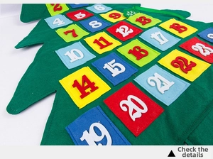 Dettaglio del calendario dell'Avvento in feltro a forma di albero con 24 tasche colorate