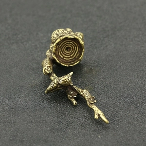 Détail macro du support d'encens en laiton antique avec motif oiseau et fleurs de prunier