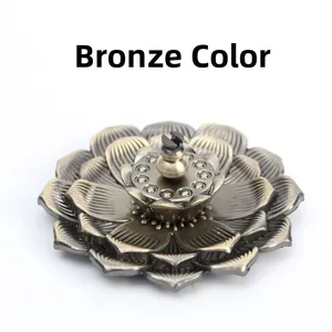 Détail macro du brûleur d'encens lotus en bronze montrant les pétales superposés