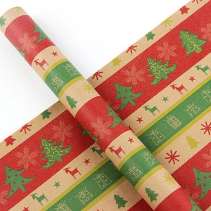 Papier cadeau Noël rétro en kraft avec motifs de rennes rouges et sapins verts