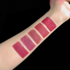 Échantillons détaillés de 5 teintes de rouge à lèvres mat dans les tons rouge et rose