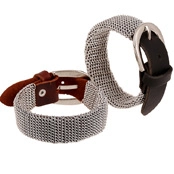 Detalle de pulseras de cuero vintage con malla metálica y hebilla ajustable