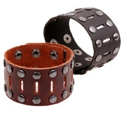 Detalle macro de pulseras punk de cuero con doble fila de remaches en negro y marrón