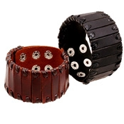 Detalle de pulseras de cuero punk con bordes trenzados y botones de presión en negro y marrón