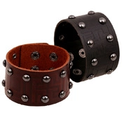 Primer plano de pulseras anchas de cuero estilo punk en negro y marrón con remaches