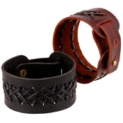 Detalle de pulseras de cuero trenzado en negro y marrón con cierre metálico para hombre y mujer