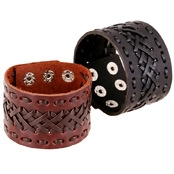 Primer plano de pulseras de cuero trenzado marrón y negro con botones de presión