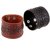 Primer plano de pulseras anchas de cuero trenzado vintage con botones de presión de plata