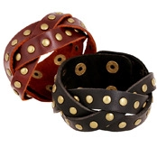 Detalle de pulseras punk de cuero negro y marrón con remaches dorados incrustados