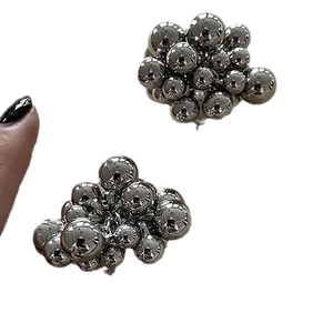 Orecchini a perno con sfere metalliche argentate irregolari e perni in argento 925