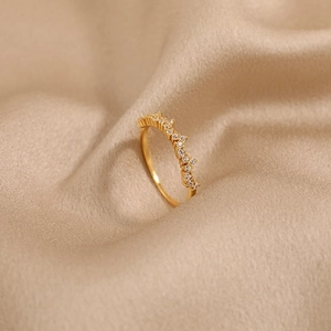 Elegant s925 silver crown ring in gold finish with sparkling pavé cubic zirconia