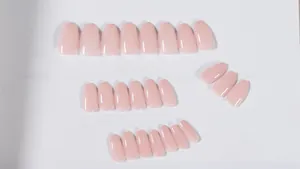 Detailansicht der glänzenden nuderoséfarbenen Jelly-Klebenägel in kurzer Sargform auf Weiß