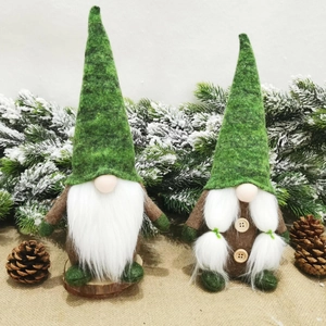 Coppia di gnomi natalizi verde bosco con barbe di peluche e basi in legno naturale