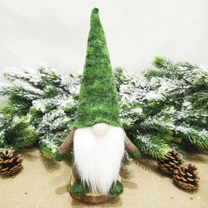 Dettaglio di gnomo della foresta verde con barba bianca e base in legno decor