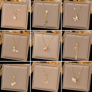 Detalle de nueve collares chapados en oro de 18k con colgantes de trébol y corazón