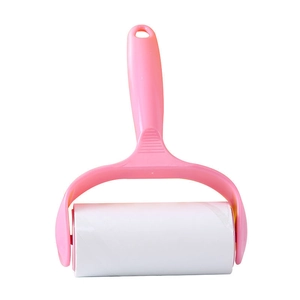 Roze kledingroller met ergonomisch handvat en wit plakpapier voor het reinigen van huis
