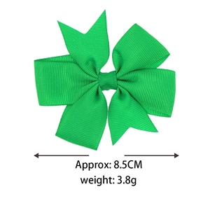 Green grosgrain ribbon bow hair clip with 8.5cm width measurement on white background