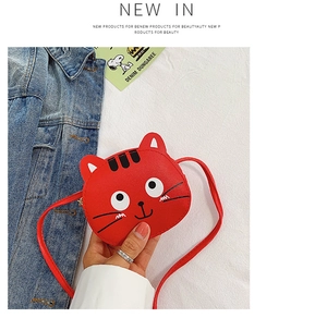 Detail of red leather cartoon cat shoulder bag for kids with fine strap and cute ears