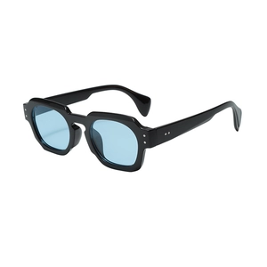 Lunettes de soleil ovales rétro, monture noire, verres bleu clair et rivets argentés