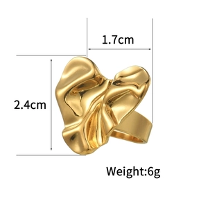 Irregular 18K gold heart ring showing dimensions 2.4cm height and 1.7cm width