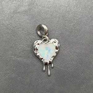 Ciondolo a cuore lava in argento con opale iridescente per gioielli fai da te