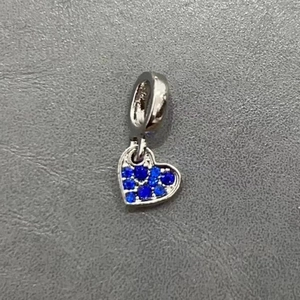 Ciondolo a forma di cuore argento e blu brillante con pavé di zirconi cubici