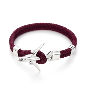 Vista dettagliata del bracciale in corda intrecciata bordeaux con ciondolo aereo d'argento e ancora