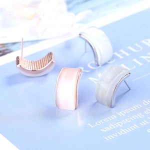 Orecchini geometrici in opale da donna nei colori rosa, grigio e bianco minimalista