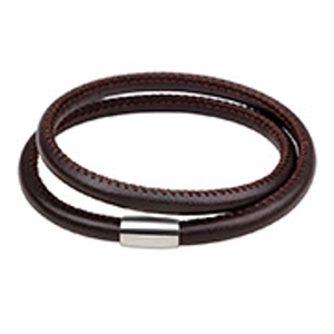Detail van donkerbruine leren wikkelarmband met rode stiksels en zilveren magneetsluiting