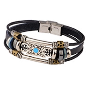 Detail van een meerlaagse lederen armband met blauwe kralen en vintage metalen hardware