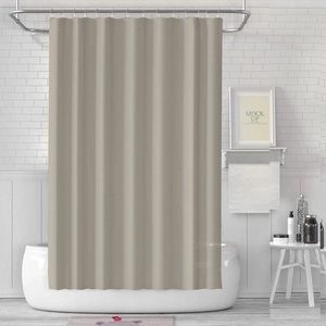 Detail eines wasserdichten beigen PEVA-Duschvorhangs mit Metallhaken im modernen Badezimmer