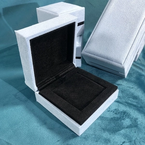 Dettaglio scatola porta gioielli in velluto blu con interno nero per anelli