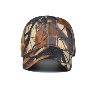 Détail du motif camouflage forêt sur la casquette en coton avec texture haute qualité