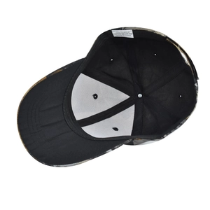 Vue détaillée de l'intérieur d'une casquette camouflage avec doublure et étiquette