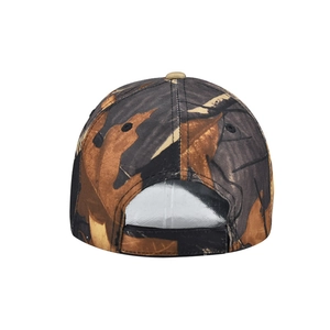 Détail d'une casquette camouflage en coton avec sangle réglable et motif forêt d'automne