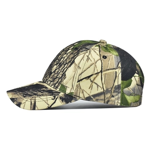 Détails du motif camouflage forêt et des coutures sur une casquette en coton