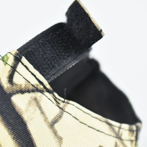 Détail macro d'une casquette en coton camouflage avec sangle réglable en velcro