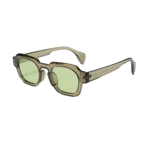 Lunettes de soleil ovales en acétate marron translucide avec verres verts et rivets