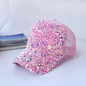 Detail der rosa Mesh-Baseballkappe mit bunten Pailletten und atmungsaktivem Netz