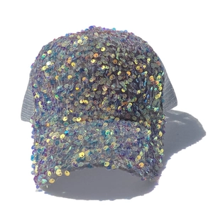 Detail von Regenbogen-Pailletten auf Baseballkappe mit grauem Mesh-Gewebe