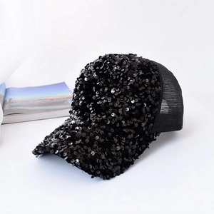 Detailansicht der schwarzen Pailletten-Baseballkappe mit Mesh-Gewebe und Glanzeffekt