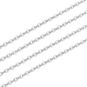 Layout parallelo di più catene in acciaio argentato che mostra le maglie in metallo