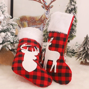 Chaussettes de Noël à carreaux avec fausse fourrure blanche et motifs de renne festifs