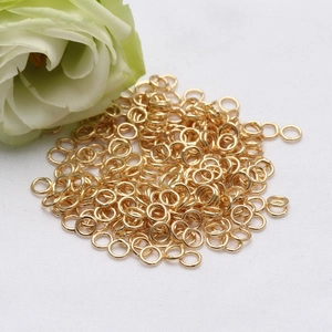 14K vergulde buigringen voor het maken van sieraden op witte achtergrond