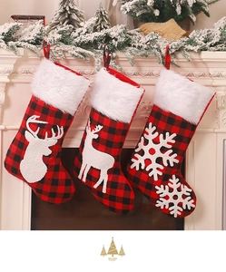 Détails de chaussettes de Noël à carreaux rouges et noirs avec fourrure et broderie cerf