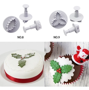 Dettaglio macro degli stampini a foglia di agrifoglio per decorazioni torte natalizie