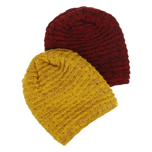 Détail de la texture en maille côtelée sur les bonnets d'hiver bordeaux et jaune moutarde