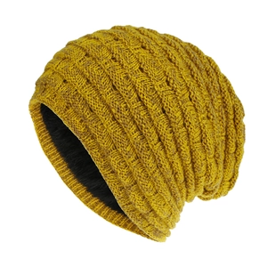 Détail du bonnet en tricot jaune gingembre avec doublure polaire noire et maille torsadée