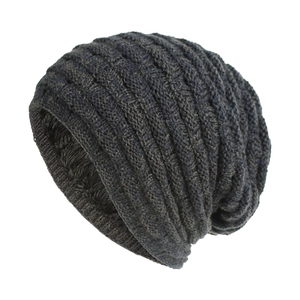 Détail du bonnet en maille épaisse avec doublure polaire chaude en gris foncé