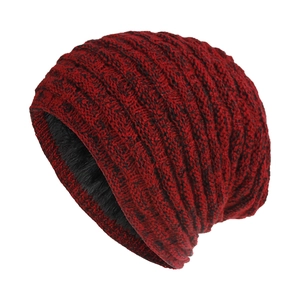 Détail d'un bonnet tricoté rouge et noir montrant la doublure en polaire épaisse noire